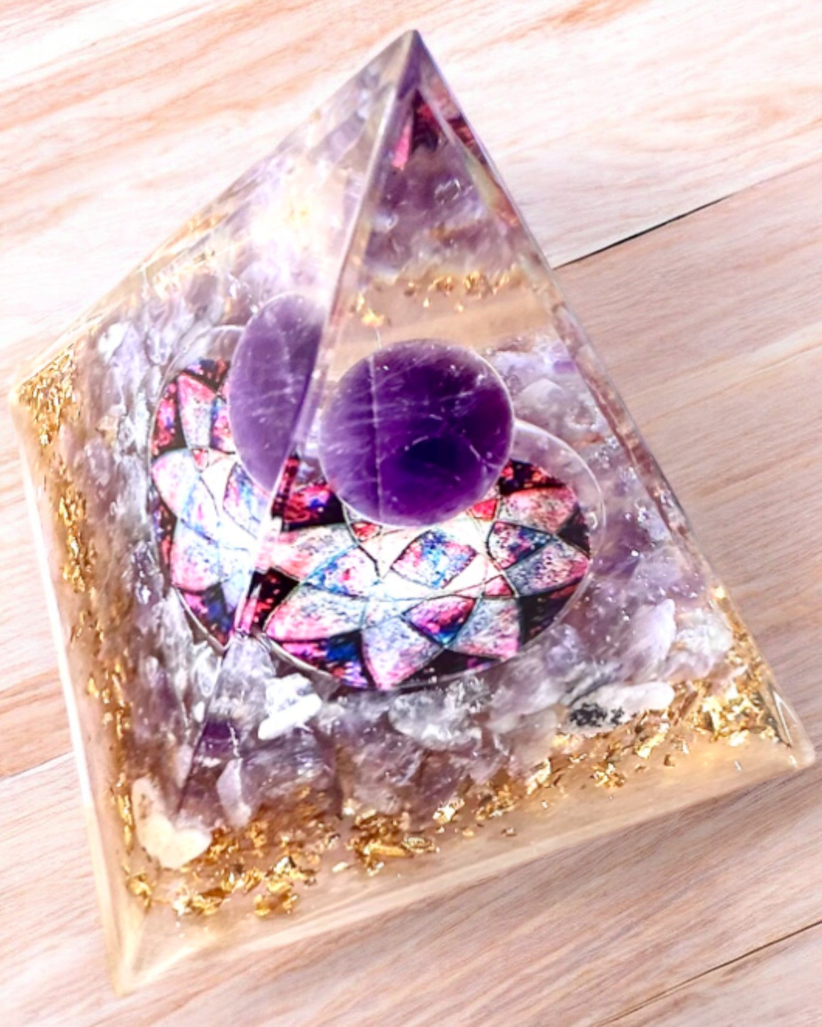 Energipyramide "Amethyst Star" orgonit med ametystkrystaller