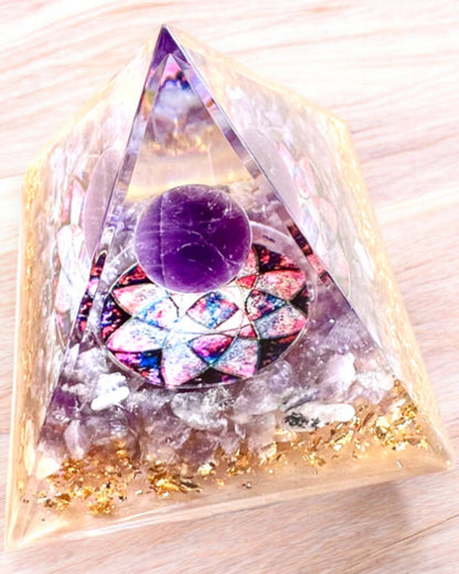 Energipyramide "Amethyst Star" orgonit med ametystkrystaller