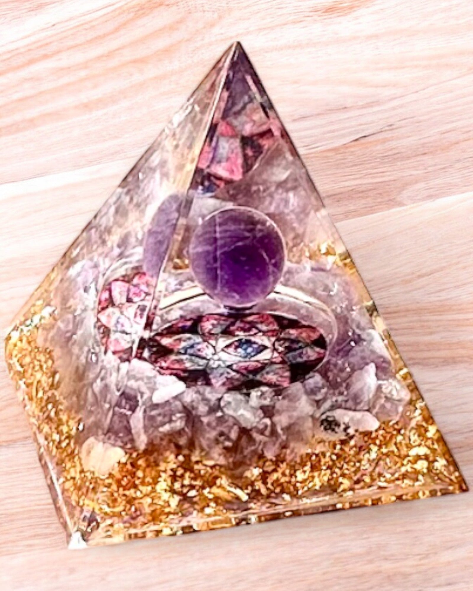 Energipyramide "Amethyst Star" orgonit med ametystkrystaller