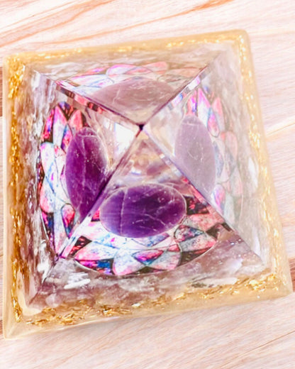 Energipyramide "Amethyst Star" orgonit med ametystkrystaller