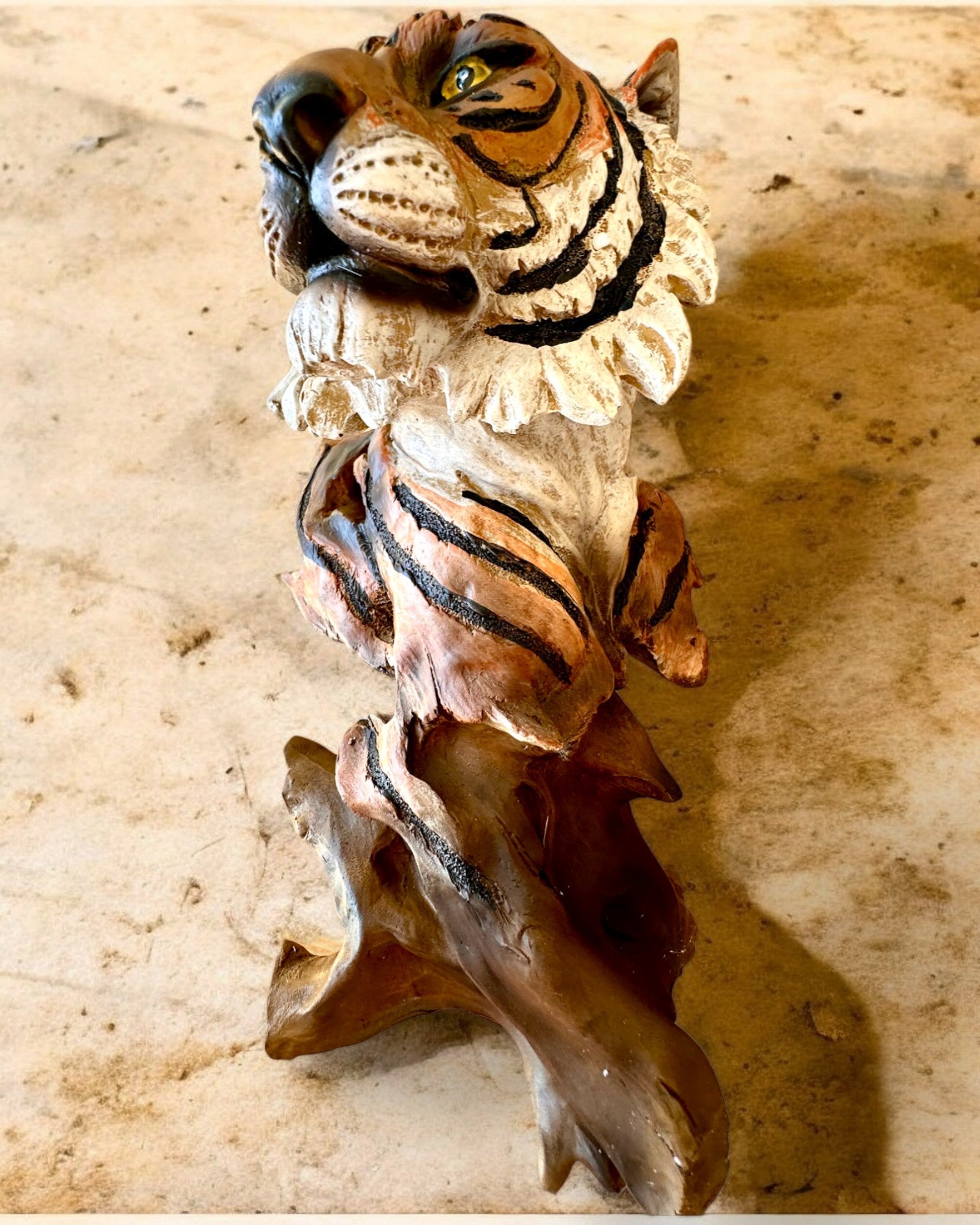 Statuette "Tiger Kongen af Junglen" med mulighed for gravering, figur 29 cm høj, dekoration til gave