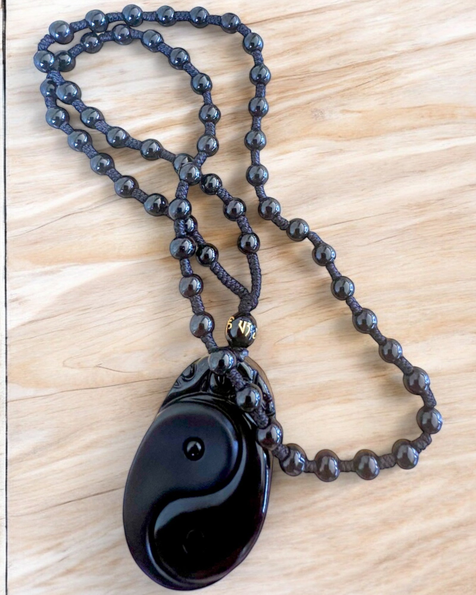 Obsidian Yin Yang Amulet med Gravering - Harmoni og Beskyttelse, personliggørelse med gravering som gave