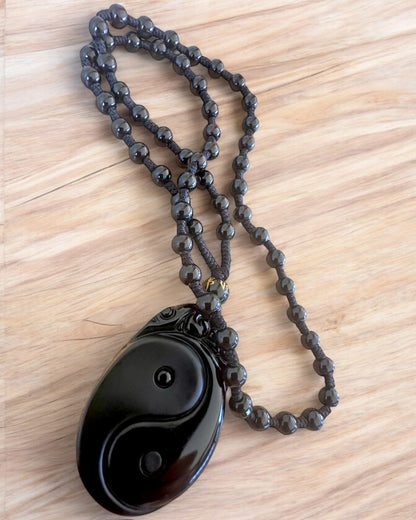 Obsidian Yin Yang Amulet med Gravering - Harmoni og Beskyttelse, personliggørelse med gravering som gave