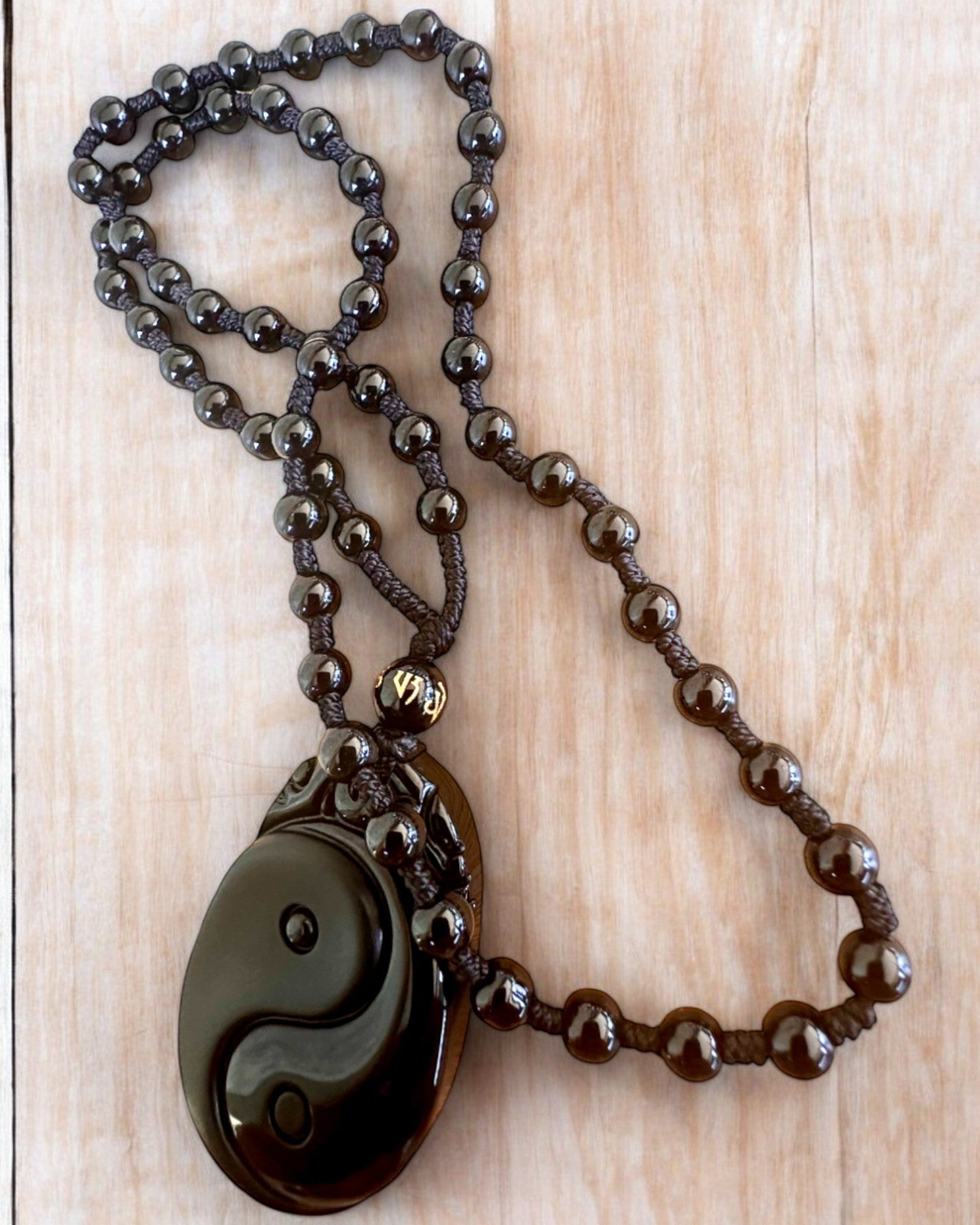 Obsidian Yin Yang Amulet med Gravering - Harmoni og Beskyttelse, personliggørelse med gravering som gave