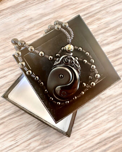 Obsidian Yin Yang Amulet med Gravering - Harmoni og Beskyttelse, personliggørelse med gravering som gave