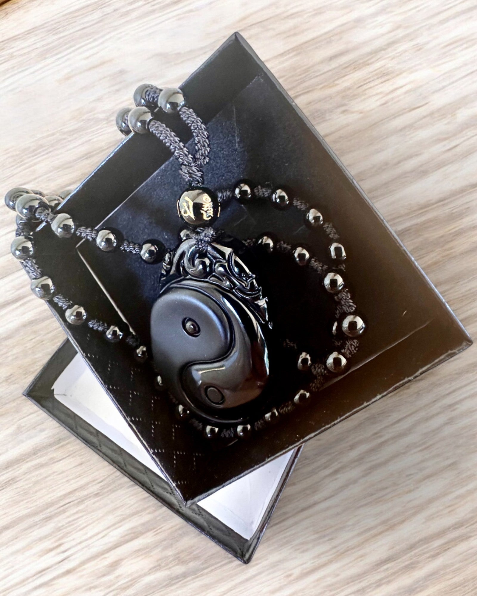 Obsidian Yin Yang Amulet med Gravering - Harmoni og Beskyttelse, personliggørelse med gravering som gave