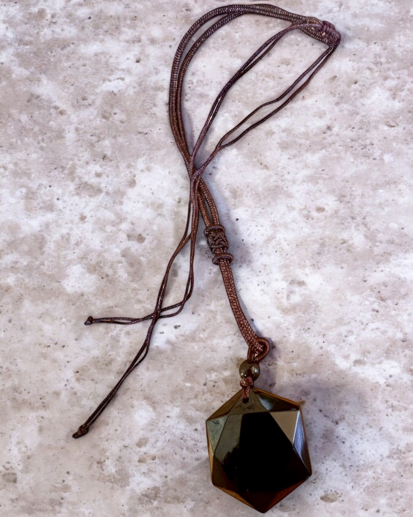 Amulet af sort obsidian "Davidstjerne", mulighed for personalisering med gravering som gave