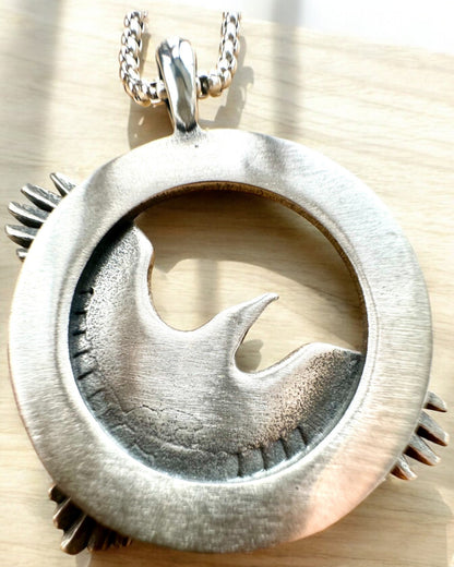 Amulet af Stålørnen - Halskæde med gravering, inspireret af keltisk kunst, til gave