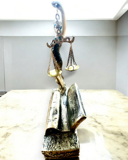 Statuette "Justicia 2" - Retfærdighedens Gudinde – Kunstnerisk Dekoration til Hylden, Håndværk i Harpiks, personliggørelse med gravering