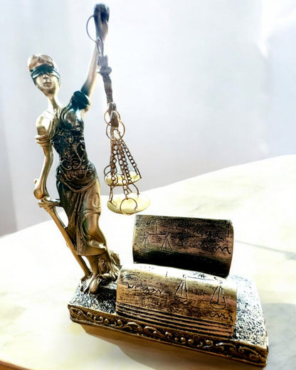 Statuette "Justicia 2" - Retfærdighedens Gudinde – Kunstnerisk Dekoration til Hylden, Håndværk i Harpiks, personliggørelse med gravering