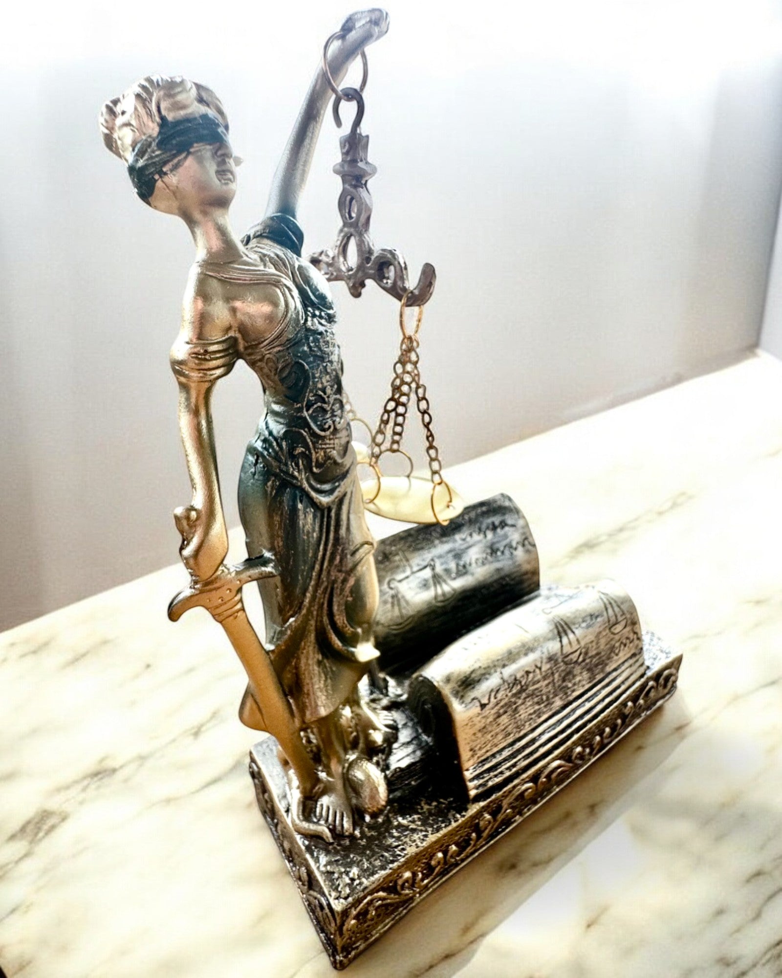 Statuette "Justicia 2" - Retfærdighedens Gudinde – Kunstnerisk Dekoration til Hylden, Håndværk i Harpiks, personliggørelse med gravering