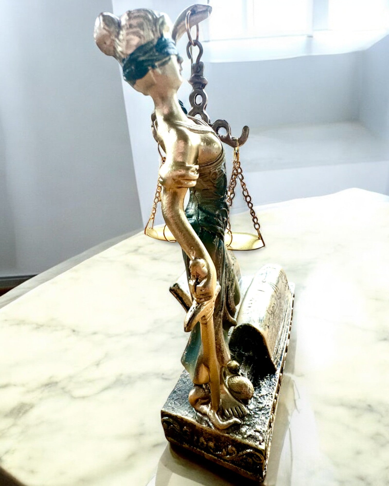 Statuette "Justicia 2" - Retfærdighedens Gudinde – Kunstnerisk Dekoration til Hylden, Håndværk i Harpiks, personliggørelse med gravering