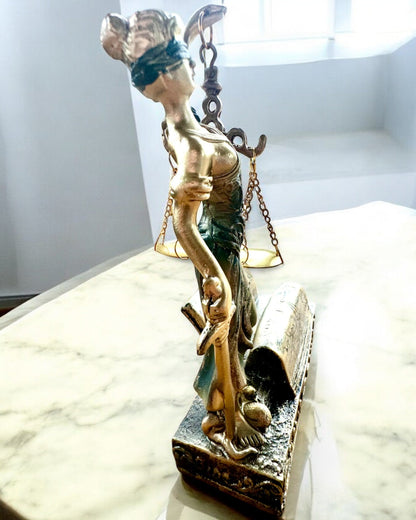 Statuette "Justicia 2" - Retfærdighedens Gudinde – Kunstnerisk Dekoration til Hylden, Håndværk i Harpiks, personliggørelse med gravering