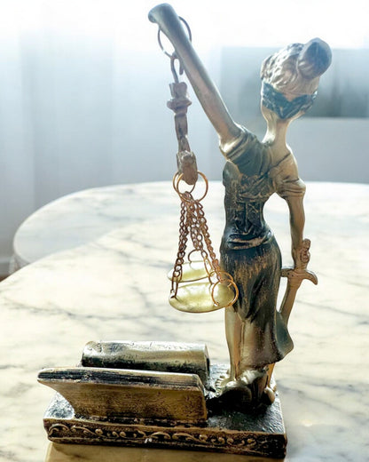 Statuette "Justicia 2" - Retfærdighedens Gudinde – Kunstnerisk Dekoration til Hylden, Håndværk i Harpiks, personliggørelse med gravering