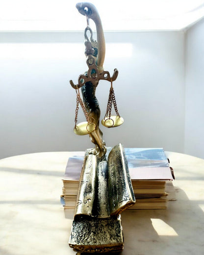 Statuette "Justicia 2" - Retfærdighedens Gudinde – Kunstnerisk Dekoration til Hylden, Håndværk i Harpiks, personliggørelse med gravering