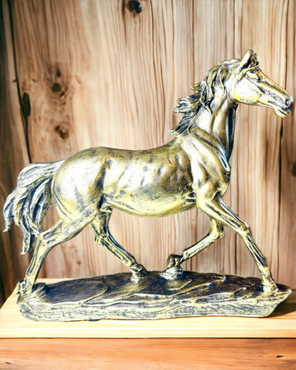 Statuette af en Galopperende Hest i Harpiks med Graveringmulighed