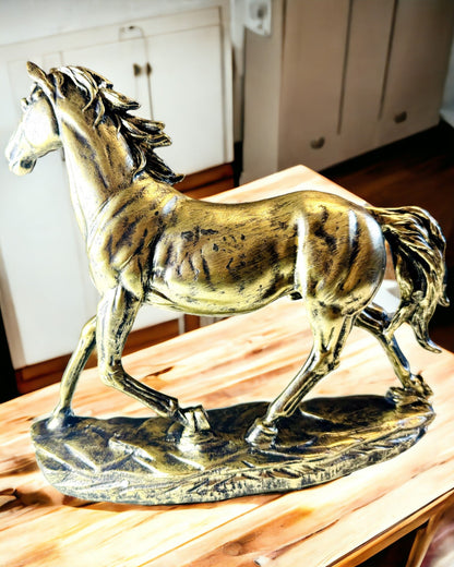 Statuette af en Galopperende Hest i Harpiks med Graveringmulighed