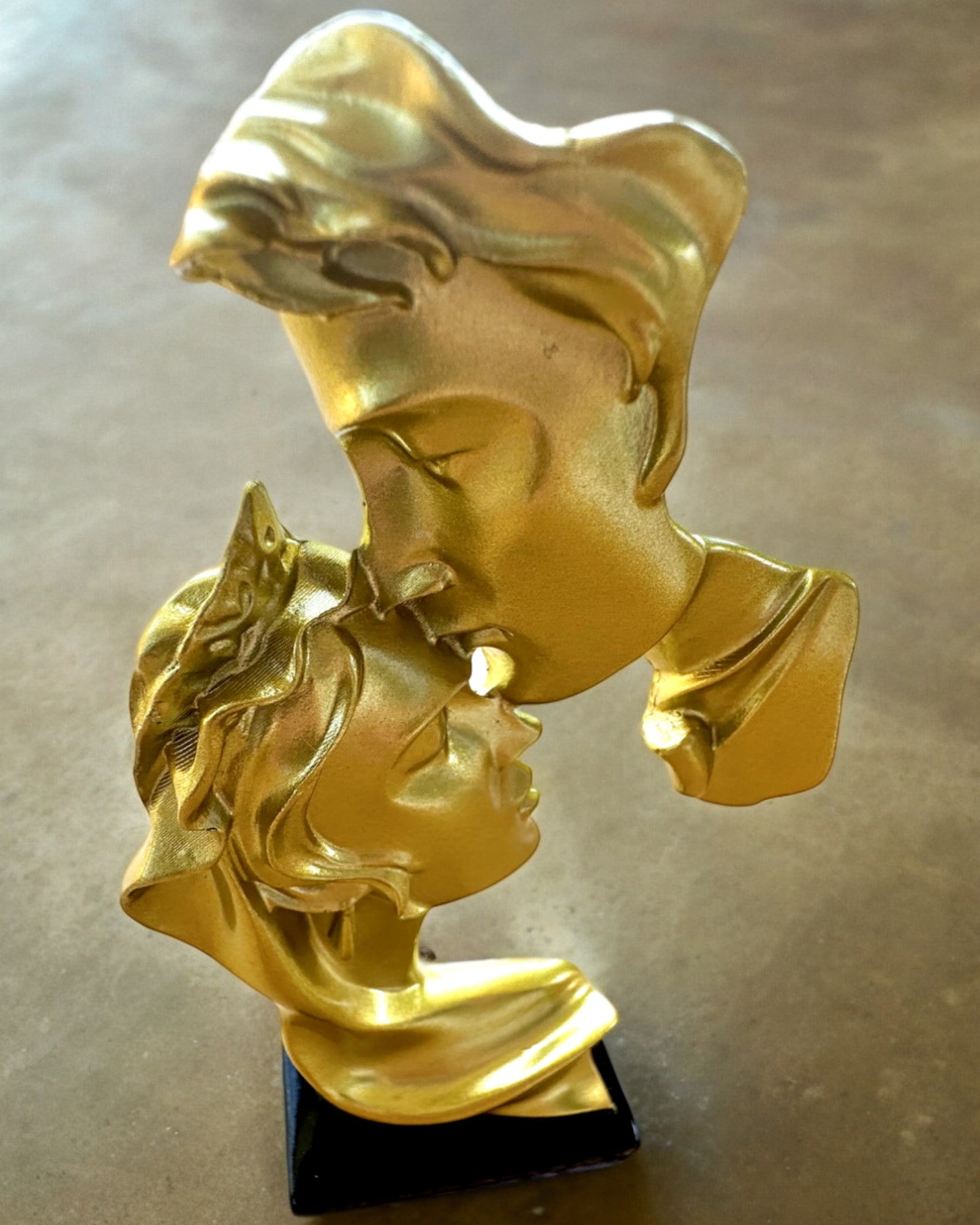 Figur "Elegance i Sten" farve guld - 13,5 cm høj, Dekorativ med mulighed for gravering