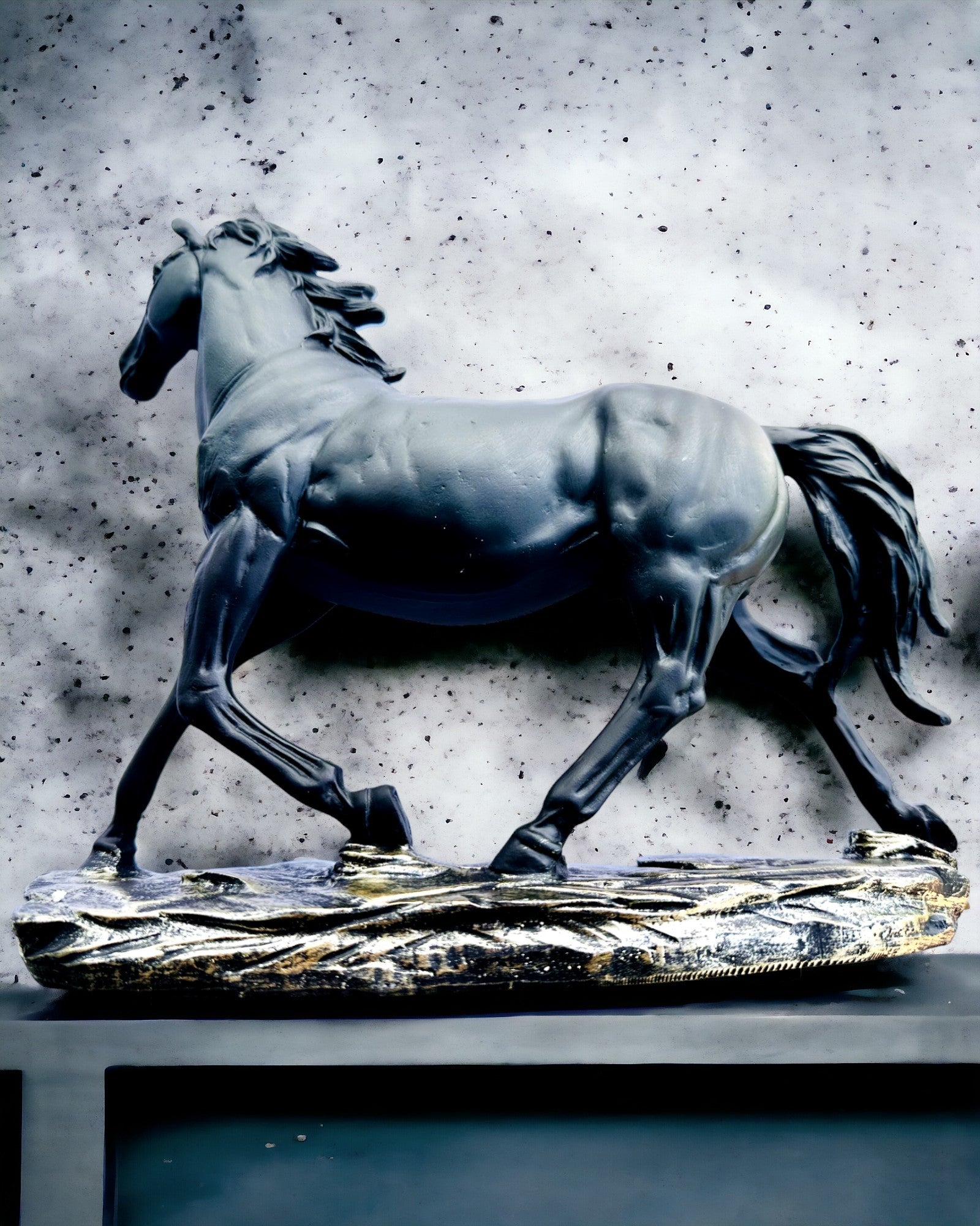 "Czarny Galop" - Elegant Hestefigur med Mulighed for Gravering