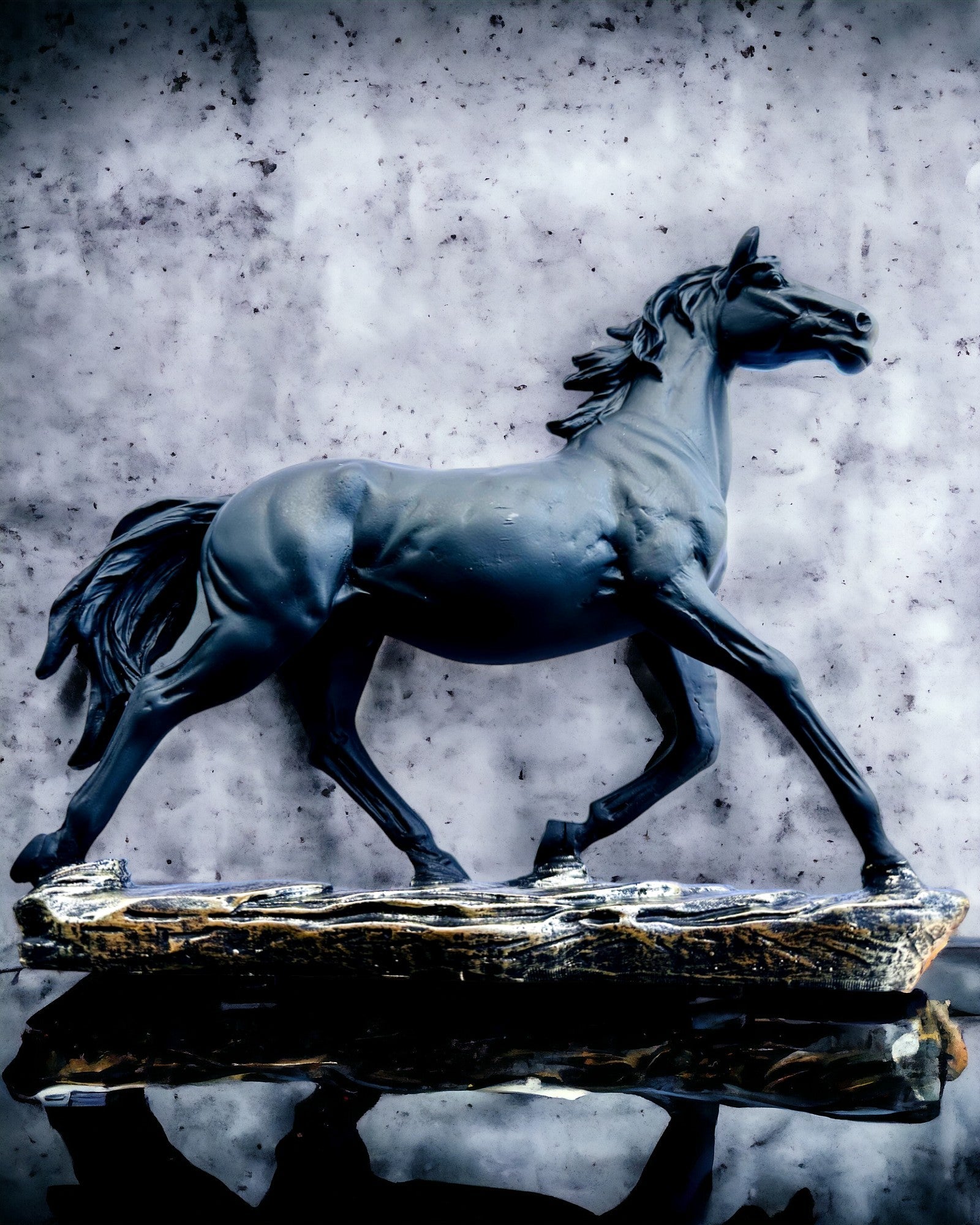 "Czarny Galop" - Elegant Hestefigur med Mulighed for Gravering