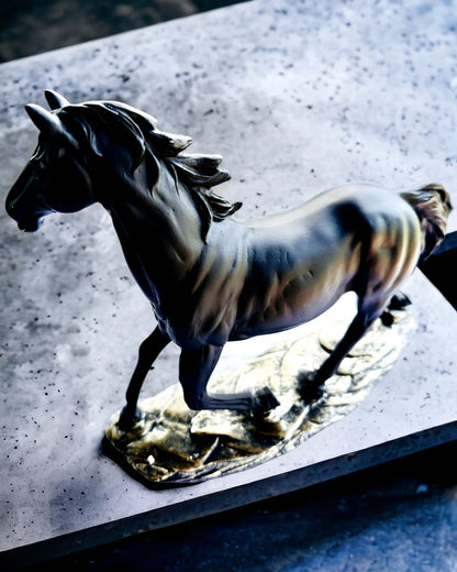 "Czarny Galop" - Elegant Hestefigur med Mulighed for Gravering