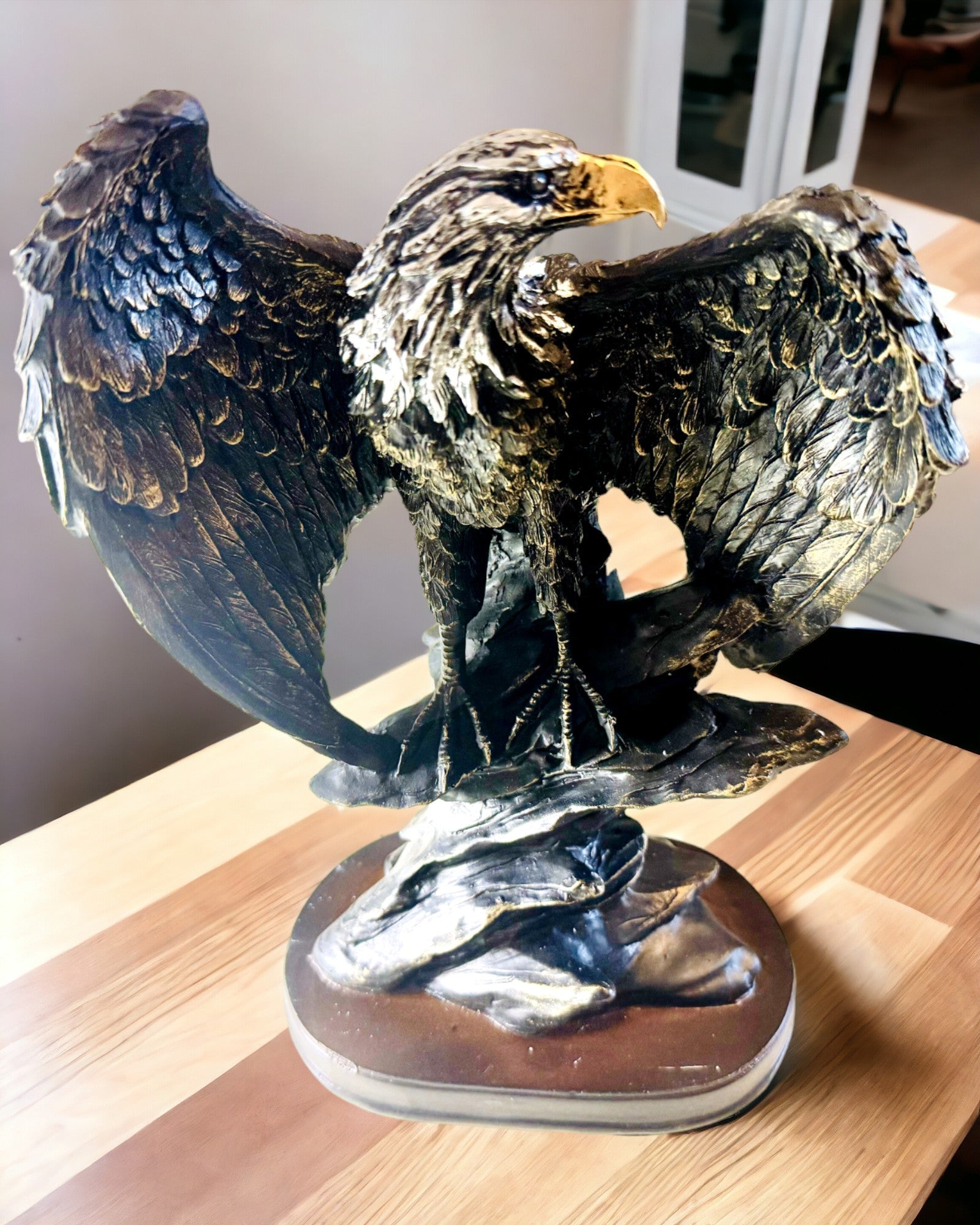 Dekorativ Statuette "Flyvende Ørn" – Majestætisk Symbol på Styrke og Frihed