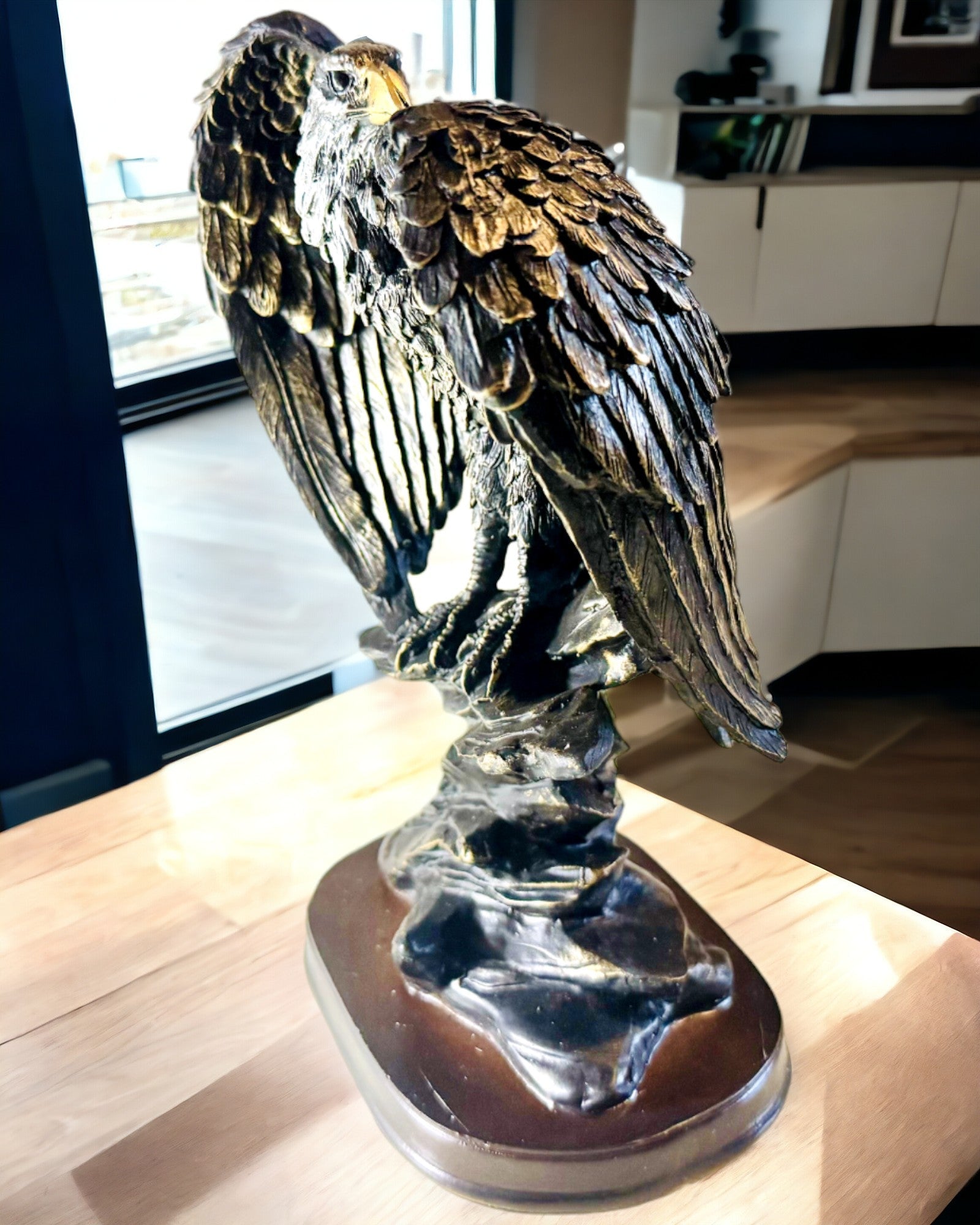 Dekorativ Statuette "Flyvende Ørn" – Majestætisk Symbol på Styrke og Frihed