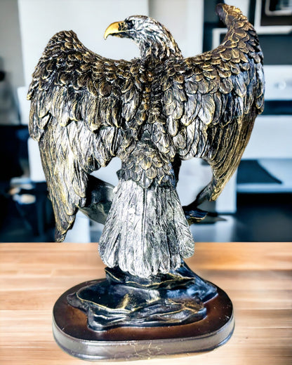 Dekorativ Statuette "Flyvende Ørn" – Majestætisk Symbol på Styrke og Frihed