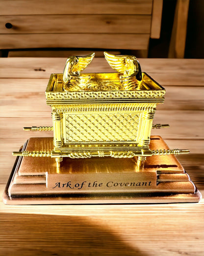 Replika af Pagtens Ark i Guld – Dekorativ Ark Statue i Kobber i Størrelse XL 28x15,6x20 cm