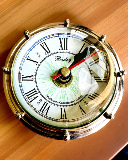 Bailey Compass Clock - Elegant Ur med Kompasmotiv og Mulighed for Gravering