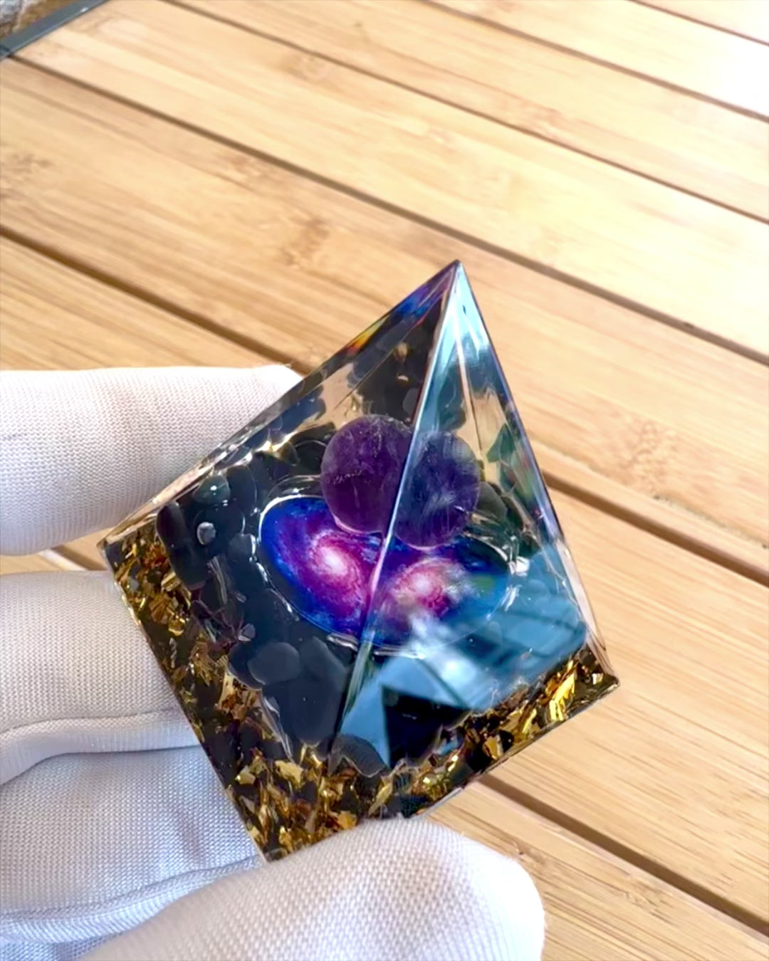 Pyramide Energetisk orgonit Kosmisk Energi - Amulet med Ametyst og Spåner