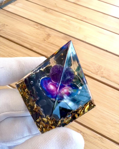 Pyramide Energetisk orgonit Kosmisk Energi - Amulet med Ametyst og Spåner