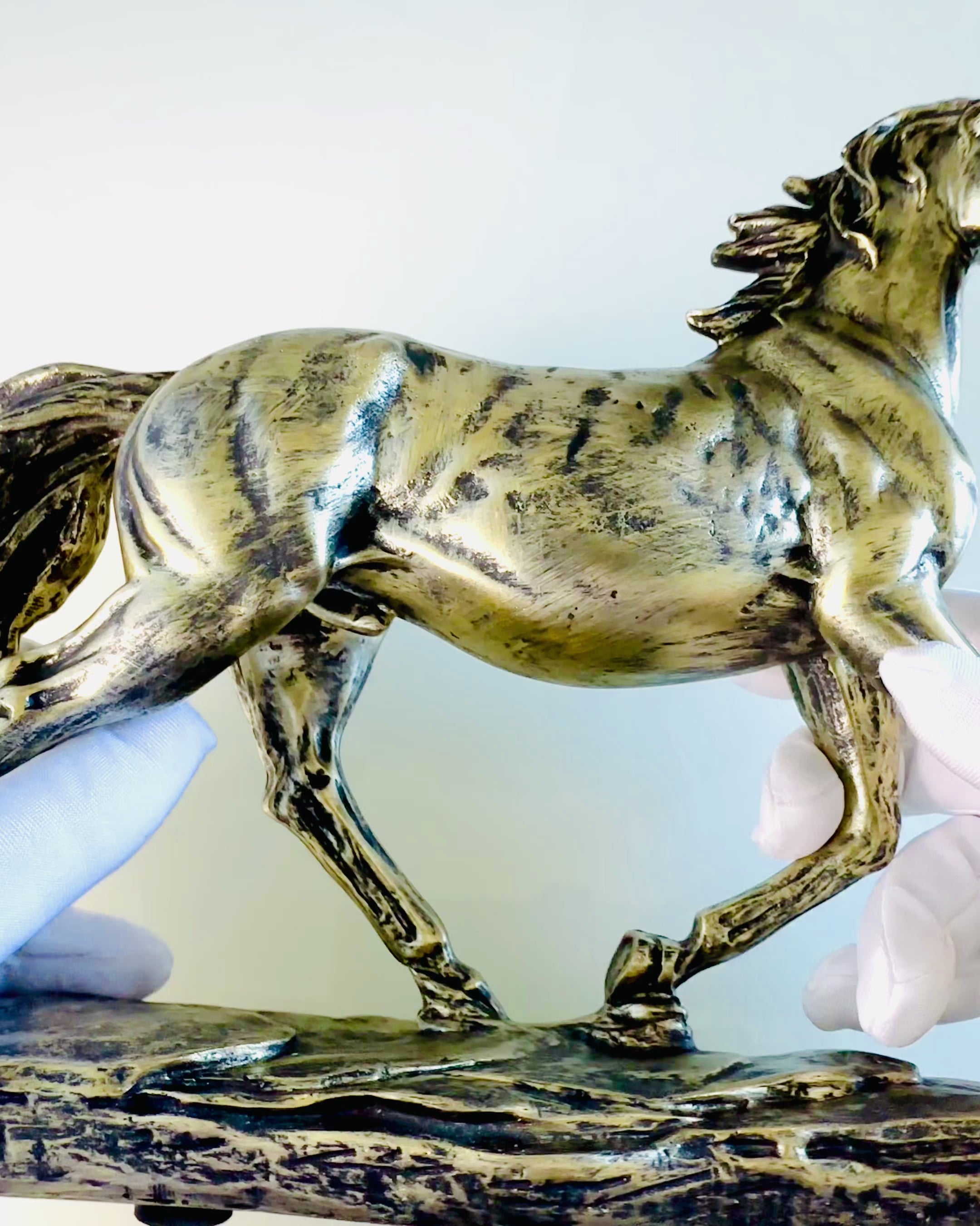 Statuette af en Galopperende Hest i Harpiks med Graveringmulighed