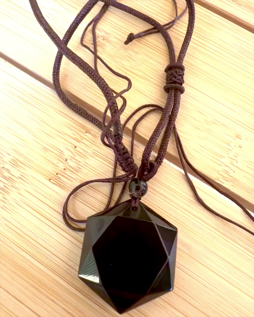 Amulet af sort obsidian "Davidstjerne", mulighed for personalisering med gravering som gave