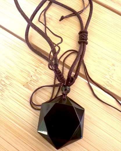 Amulet af sort obsidian "Davidstjerne", mulighed for personalisering med gravering som gave