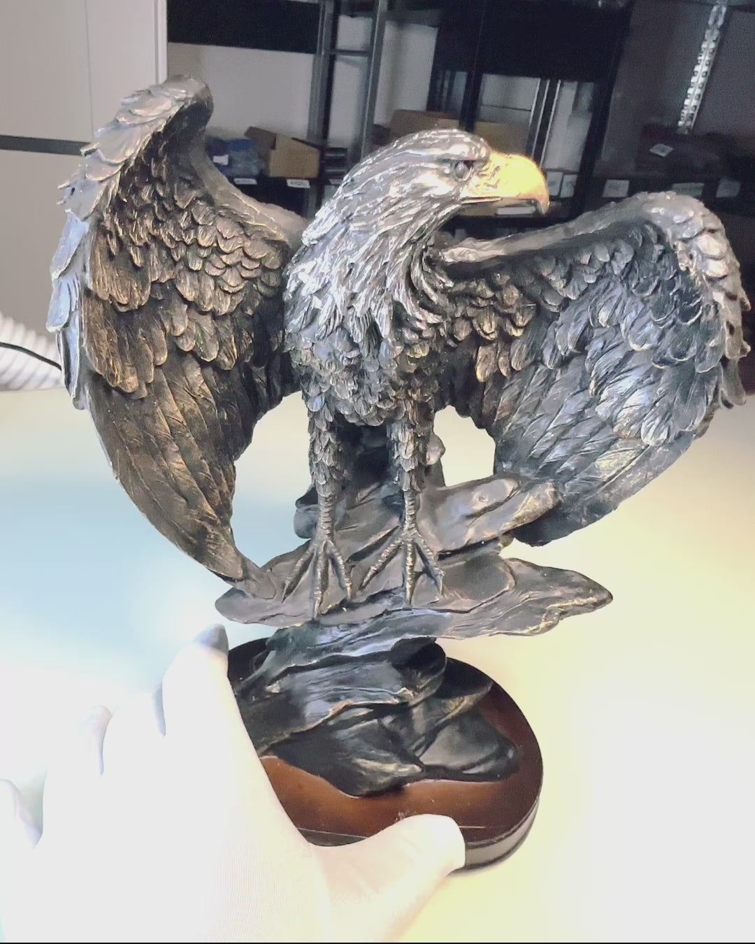 Dekorativ Statuette "Flyvende Ørn" – Majestætisk Symbol på Styrke og Frihed